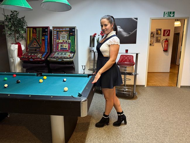 EmmaSecret Porno Video: Billard-Schlampe: Zwei schwä**e fi**en mich & spri**en auf die ti*ten!!