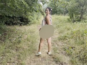 EmmaSecret Porno Video: Geiler ars** im Wald – Fremder fi**t mich durch & spri**t mir ins Gesicht!