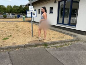 EmmaSecret Porno Video: PUBLIC fi** an der Bushaltestelle – Fremder fi**t mich hart!